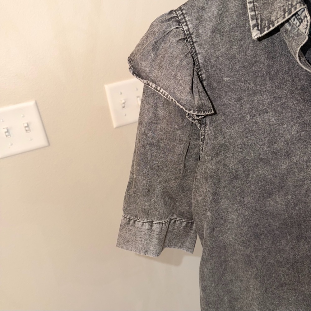 Who What Wear Gray Acid Wash Denim Button Up Blouse Ruffle Shoulder Top S - Picture 4 of 5